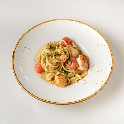 Паста с креветкой и гребешком в Buana cafe по цене 1410 ₽