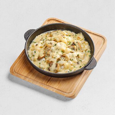 Жюльен с треской и грибами в сметанном соусе в Пиццафабрика по цене 685 ₽