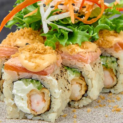 Внутри темпурная креветка, сверху опалённый лосось и пад-тай в 96 азиаток по цене 1025 ₽