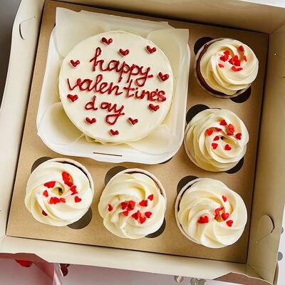 Бенто-торт Happy Valentine’s Day и пять ванильных капкейков в Kulakovabakery по цене 3850 ₽