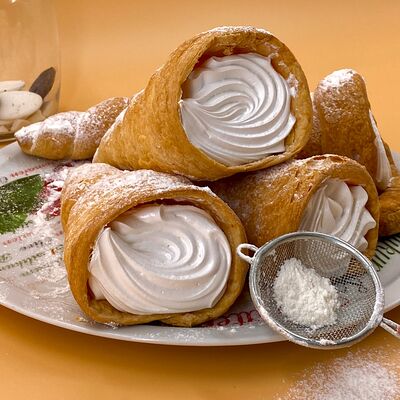 Трубочка с белковым кремом в Чёрный и белый по цене 110 ₽