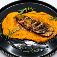 Утиное филе с цитрусово-ягодным соусом и морковным пюре в Собрание