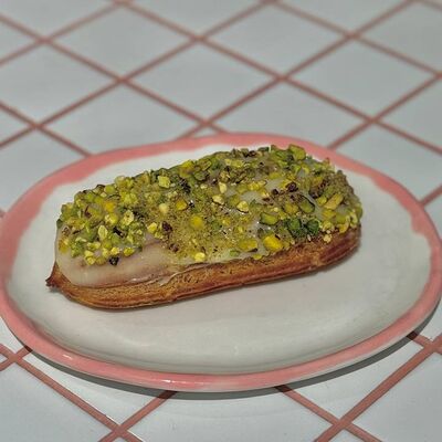 Эклер фисташковый в Сладости и Радости по цене 180 ₽