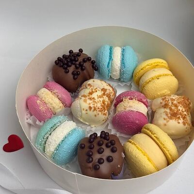 Набор ассорти макарон 10 штук в Кондитерская VO по цене 4000 ₽