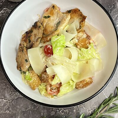 Цезарь с курицей в Рива Рум лаунж бар по цене 605 ₽