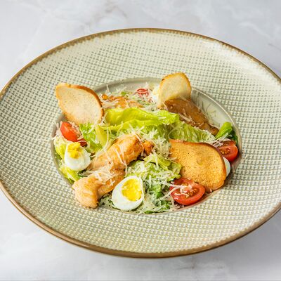 Цезарь с цыпленком в Хлеб и Вино по цене 750 ₽