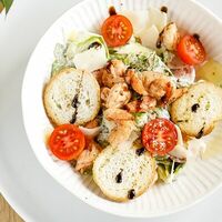 Цезарь с креветками в Karma