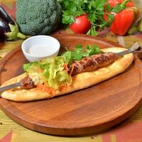 Лодочка люля-кебаб из баранины с салатом в АйДаБаран