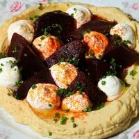 Хумус с печеной свеклой, сыром фета и лепешкой в Gino Cafe