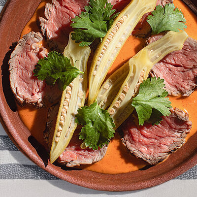 Татаки из говядины, маринованная окра, острый орех в Luwo по цене 860 ₽