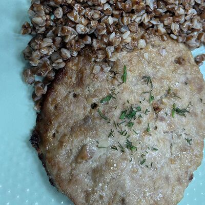 Котлета мясная с гречкой отварной в Взяли-Поели по цене 490 ₽