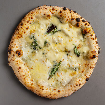 Три сыра в Пицца 22 сантиметра по цене 680 ₽