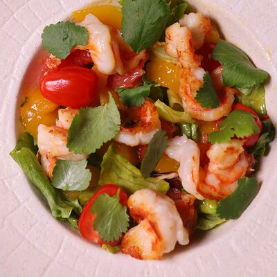 Салат с креветками, грейпфрутом и манго в Old Whale pub по цене 760 ₽