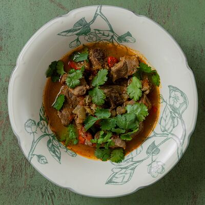 Томлёная баранина с овощами и зеленьюв Сoляная биржа по цене 1390 ₽