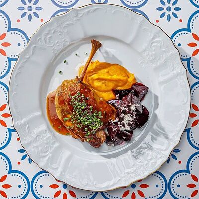 Утиная ножка-конфи, печеная свекла, крем из тыквы в Эклерная по цене 950 ₽