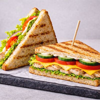 Сэндвич с куриной грудкой в Lo-Fi Coffee по цене 375 ₽