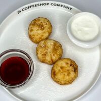 Сырники со сметаной и соусом на выбор в Coffeeshop Company