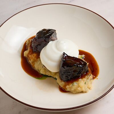 Томленые щеки с картофелемв Лицей по цене 1150 ₽