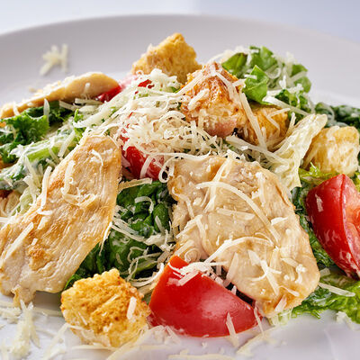 Салат Enjoy Цезарь с курицей в Enjoy по цене 389 ₽