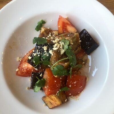 Салат с баклажанами, томатами и жареным арахисом в Kitchen по цене 450