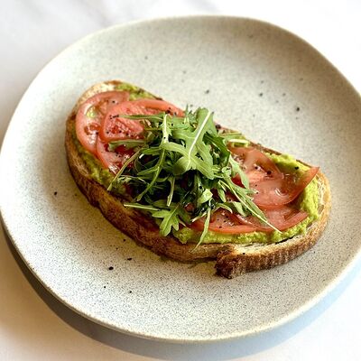 Брускетта с мятым авокадо и помидорами в Блеск по цене 520