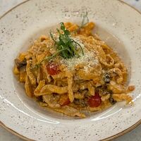 Паста поло фунги со сливочным соусом в Al Dente
