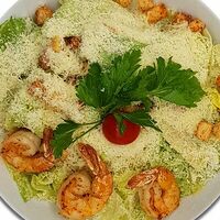 Салат Цезарь с тигровыми креветками в Амарант&Хинкали