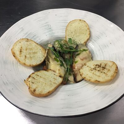 Соте из мидий, запеченных под сливочно-сырным соусом с крутонами в Столица по цене 990 ₽