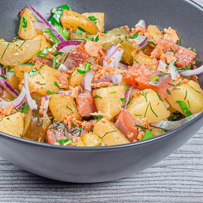 Тёплый картофельный с малосольной форелью в Yunga Tim Fish & Grill по цене 970 ₽