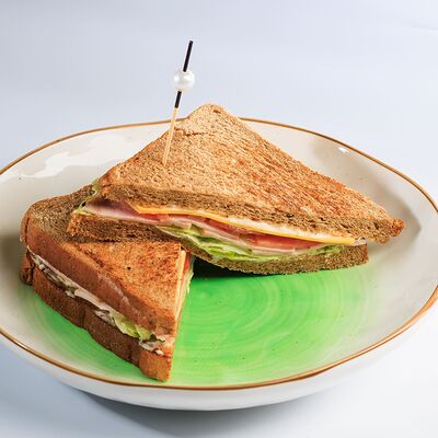 Сэндвич с ветчиной в Семейный ресторан Tiki&Taki по цене 300 ₽