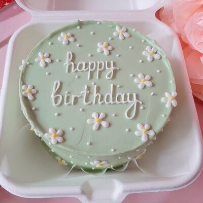 Бенто-торт с ромашками в Чародейка сладостей по цене 2190 ₽