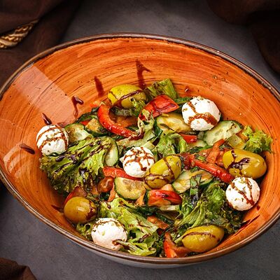 Салат от шефа в Хумус Grill по цене 500 ₽