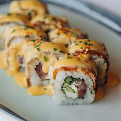 Угорь, тунец, соус манго-чили в Sava по цене 890 ₽