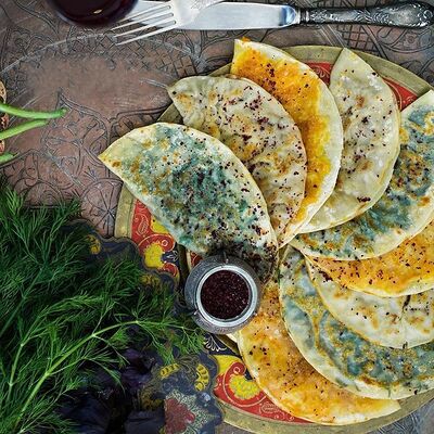 Сет кутабов: 2 мясных, 2 с зеленью,2 тыквенных,2 сырных в Вкус Азербайджана по цене 1150 ₽