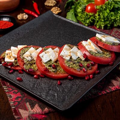 Капрезе с сыром чанах и секретным соусом в Чито-Грито по цене 590 ₽