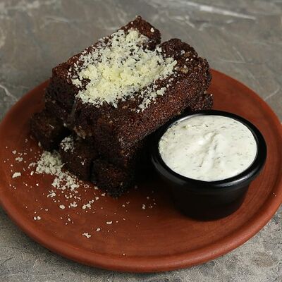 Гренки чесночные в FRIENDLOUNGE по цене 290 ₽