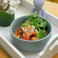 Салат с тигровыми креветками и сыром страчателла в Poke&Bowl