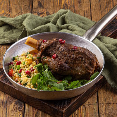 Голень ягненка с булгуром и печеным перцем в Сыроварня по цене 1250