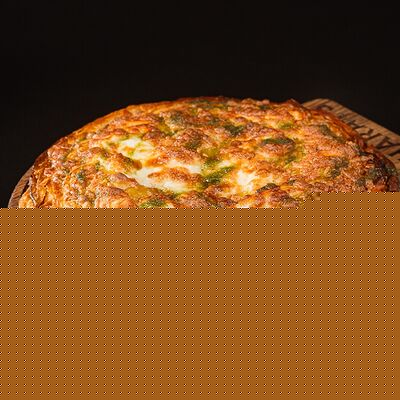 Пирог на лепёшке роти с курицей в Harats Pub по цене 920 ₽