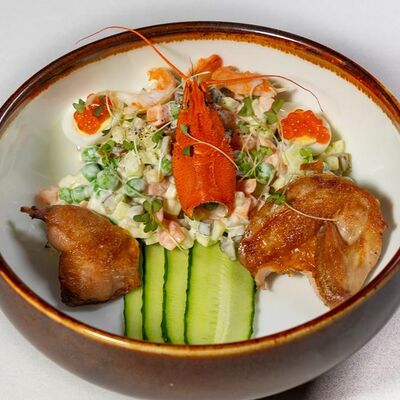 Оливье с раковыми шейками и перепелкой в Гоголь по цене 790 ₽