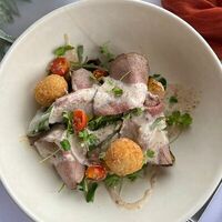 Ростбиф с сырными шариками, маринованными огурцами и картофелем в Птичка