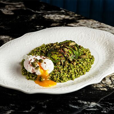 Зелёная каша с яйцом пашот в Cristal по цене 550 ₽