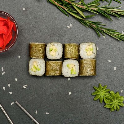 Ролл с авокадо в Omnami по цене 400 ₽