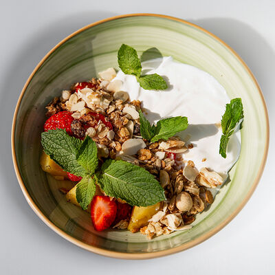 Домашний йогурт с ананасом и орешками в Sabor de la Vida по цене 700 ₽