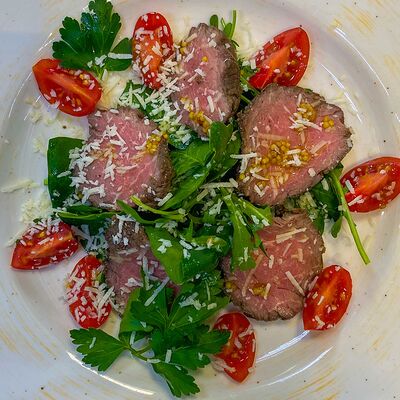 Салат с ростбифом и пармезаном в Кофе-Тюр по цене 702 ₽