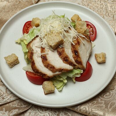 Салат Цезарь с курицей в Тюльпан по цене 480 ₽