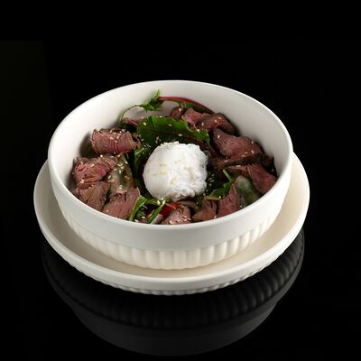 Салат с ростбифом яйцом пашот в Западный сад ! по цене 850 ₽