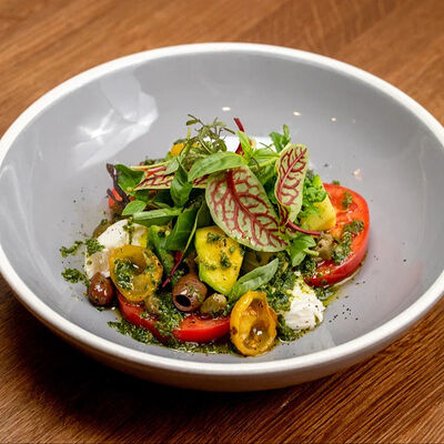 Салат с томатами, моцареллой, авокадо и соусом песто в Il Pizzaiolo по цене 670 ₽