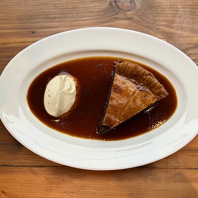 Пирог с томленой говядиной, луковой мостардой и кремом Фондю в Прошуттерия по цене 1130 ₽