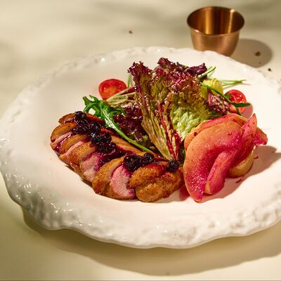 Салат с утиной грудкой и пряной грушей в Алазани по цене 3750 ₸